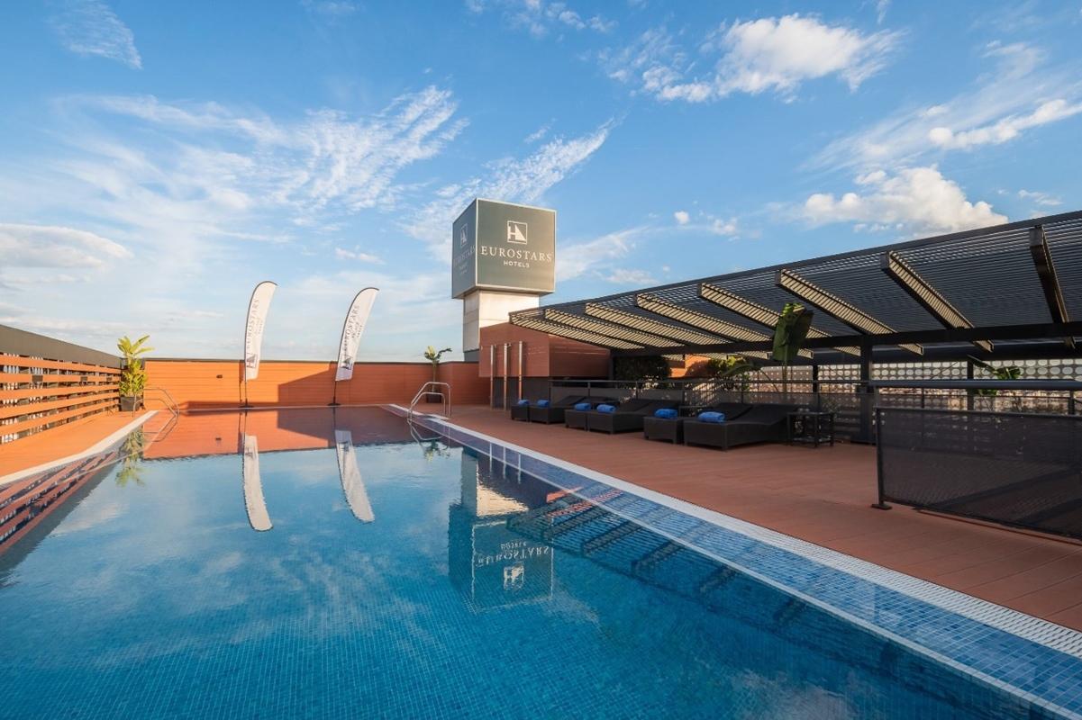 فندق يوروستارز بالاس قرطبة المظهر الخارجي الصورة The rooftop pool at the hotel
