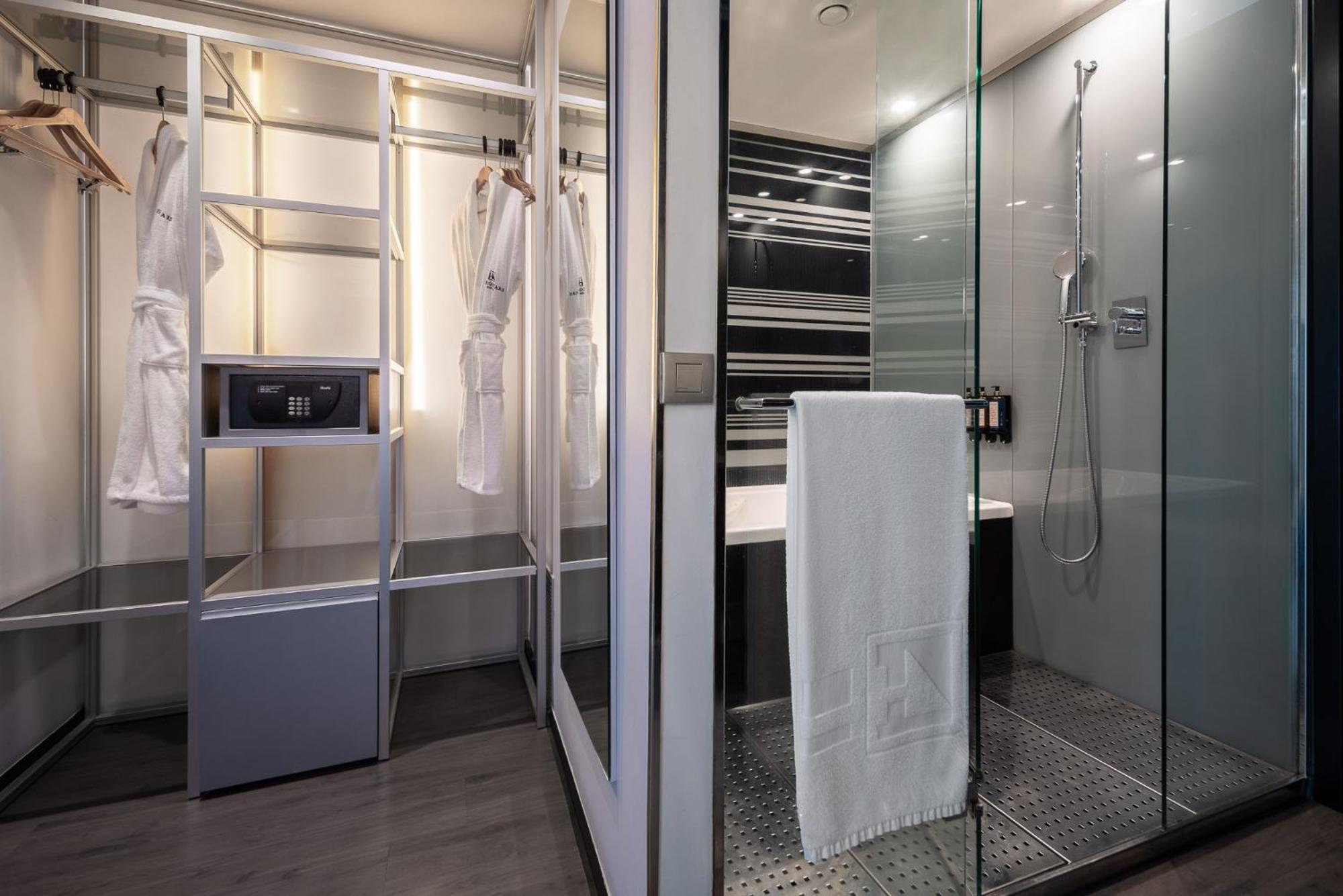 فندق يوروستارز بالاس قرطبة المظهر الخارجي الصورة A walk-in shower