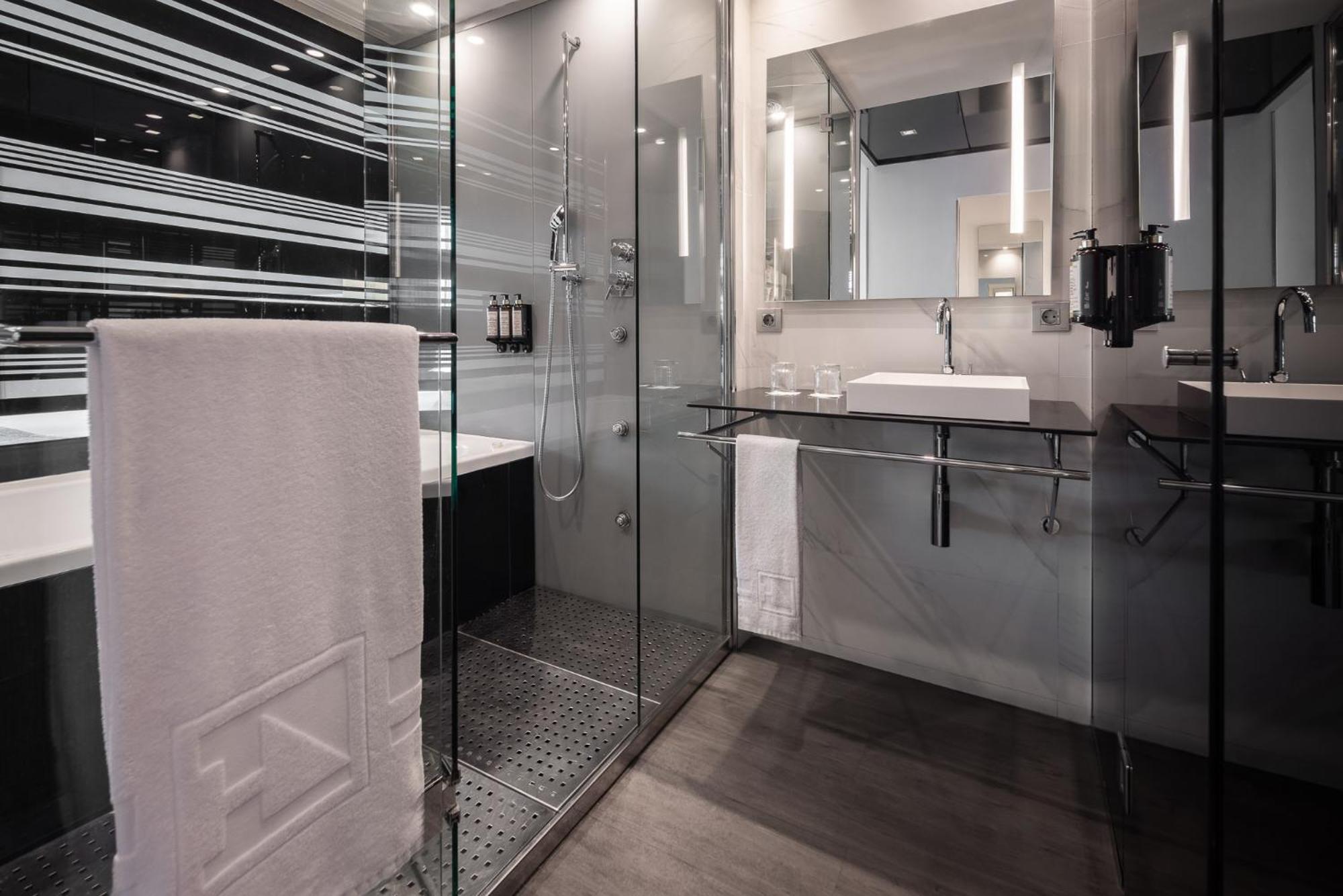 فندق يوروستارز بالاس قرطبة المظهر الخارجي الصورة A bathroom in a hotel